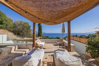 Amos Sea View Jacuzzi Suite
