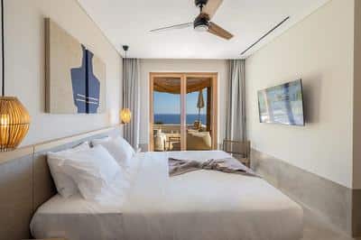 Amos Sea View Jacuzzi Suite