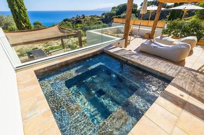Amos Sea View Jacuzzi Suite