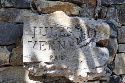 Jules Verne Bar