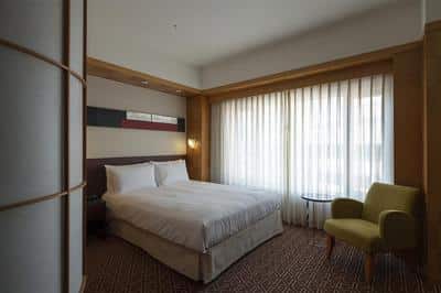 1 Queen Bed with Access