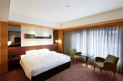 1 King Bed with Club Access