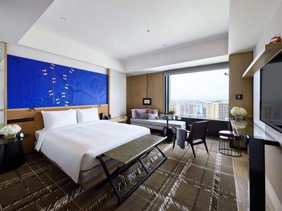 1 King Bed Deluxe