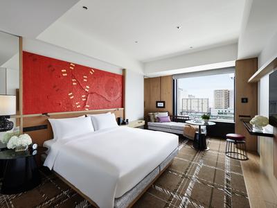 1 King Bed