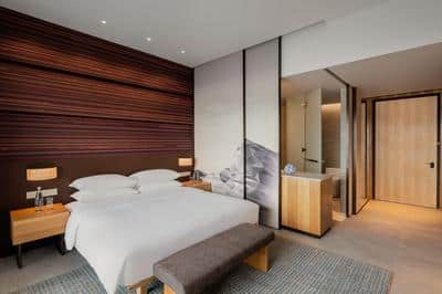 1 King Bed
