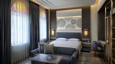 1 Royal King Bed