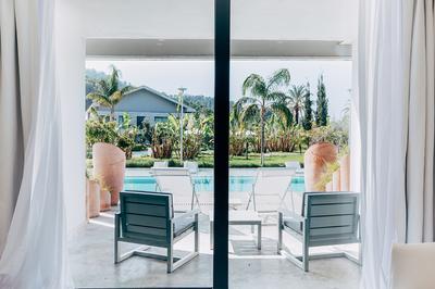 Deluxe Room Pool Access