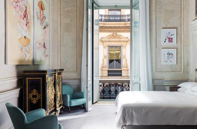 Deluxe Gallery Room