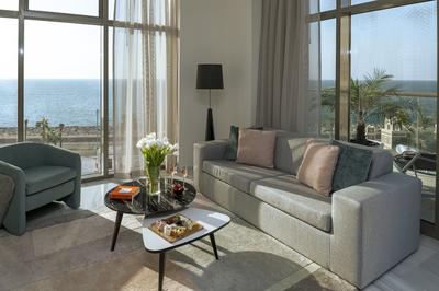 1 Bedroom Suite Dining Kitchen Balcony Arabian Sea View