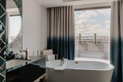 1 King Suite Dock View Balcony Top Floor Feature Bath