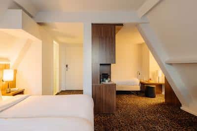 Comfort Room, 1 Twin & 1 Single Bed