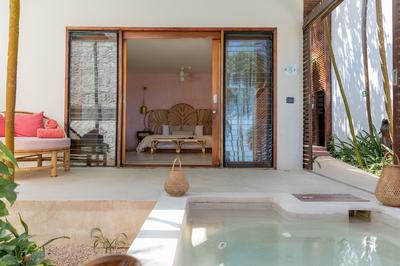 Partial Sea View with Jet Tub