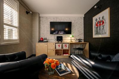 1 King Bed Corner Room
