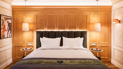 1 King Bed Premium