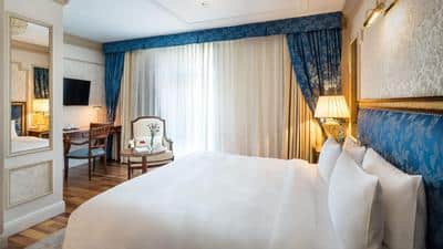 1 King Bed