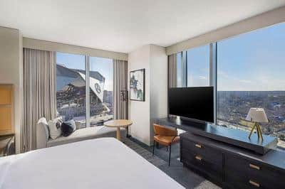 Panoramic Corner One King Bed