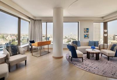 King Club Signia Ambassador Suite