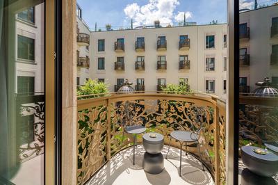 1 King Essential Garden View Furnished Balcony