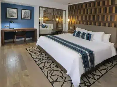1 King Bed Corner Room
