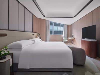 1 King Junior Suite Lounge Access