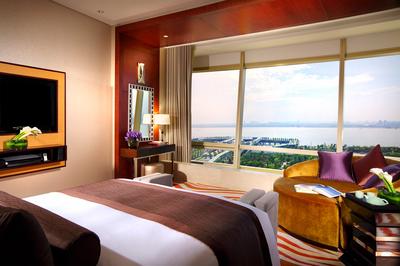 1 Queen 1 Bedroom Suite Lounge Access River View