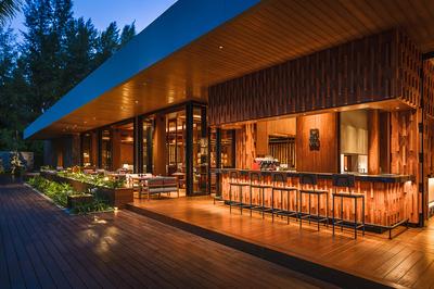 Voyages Pool & Bar