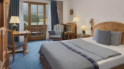 Guest Room, 1 Queen, Lake View