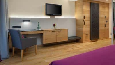 Deluxe Room, 1 King, South & Garden View