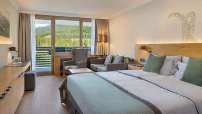 Deluxe Room, 1 King, Lake View