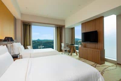 Deluxe Corner Suite