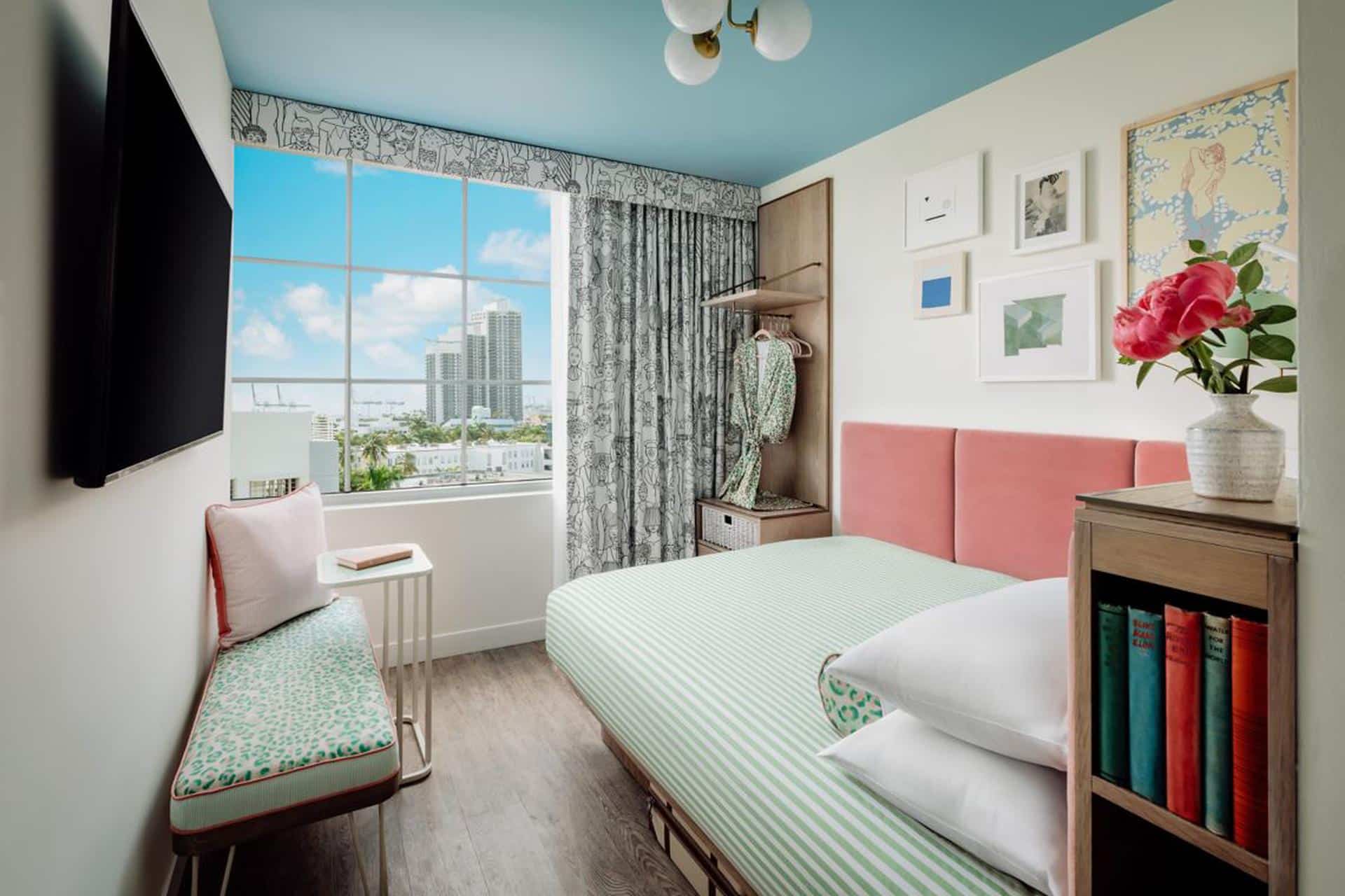 Guest Room, 1 Queen, City View