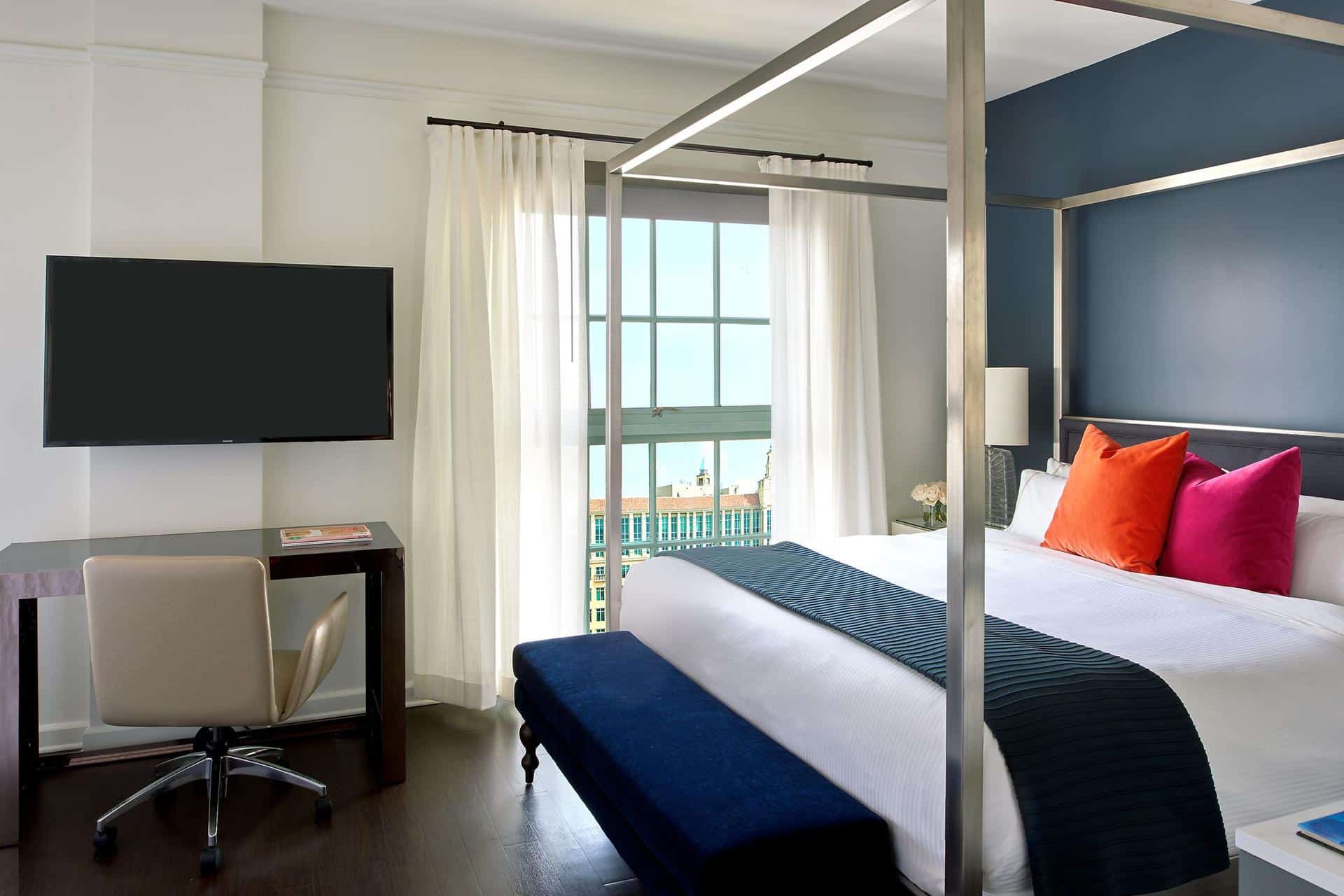 Deluxe Room, 1 King, City view