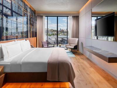 One Bedroom Premium Suite Partial Sea View