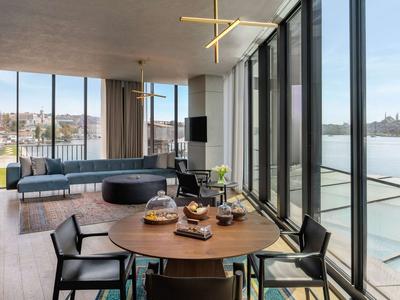 One Bedroom Corner Suite with Sea View