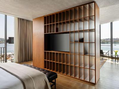 One Bedroom Corner Suite with Sea View
