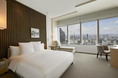 1 King Bed with Oriental Pearl Tower View
