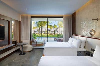 Deluxe Swim-Up Room, 2 King