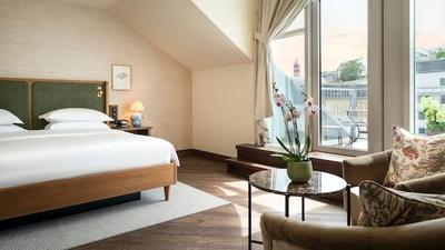 1 King Bed with Balcony
