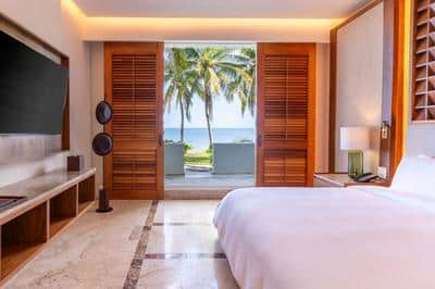 Master with Private Pool Signature Suite, 1 King