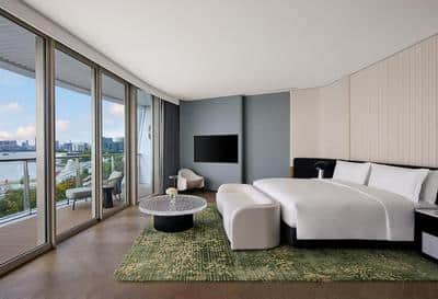 King Panoramic Room River View