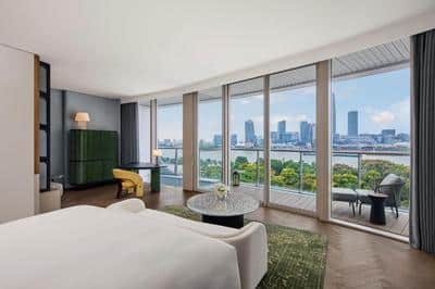 King Panoramic Room River View