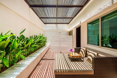 Metropolitan Room with Courtyard