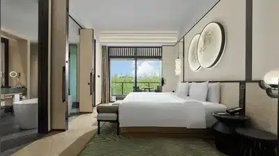 Lagoon View Pool Room