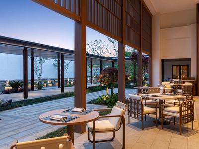 The Chrysanthemum Dine