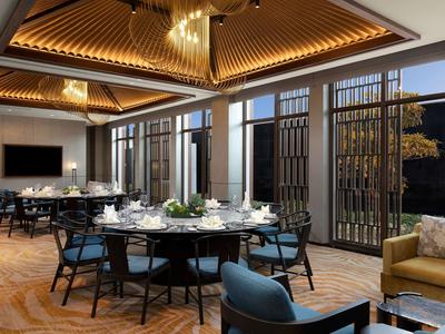 The Chrysanthemum Dine