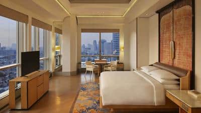 1 King Bed, Corner, Club Access, Deluxe