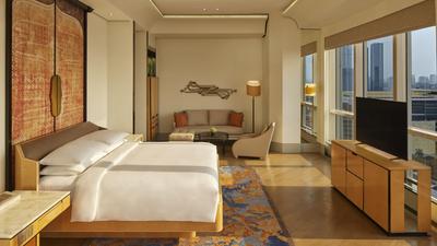 1 King Bed, Corner, Club Access, Deluxe