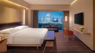 1 King Bed with Club Access
