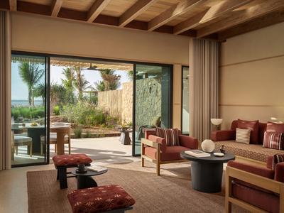 Deluxe Pool Suite