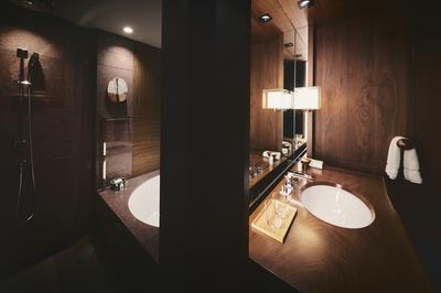 2 Twin Beds with Park View